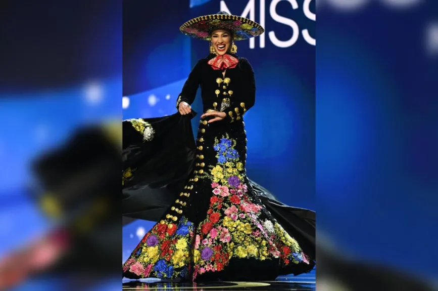 Irma Miranda, Miss Universo México 2022 en el escenario durante la 71.ª Exposición de Trajes Nacionales.