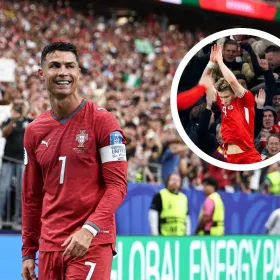 Jugadores de Dinamarca festejan a lo Cristiano Ronaldo