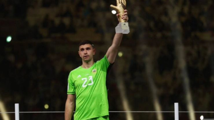 Dibu Martínez podría quedarse sin equipo