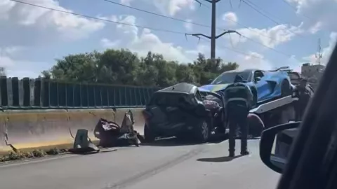 Auto de lujo se estrella con tráiler y deja dos heridos