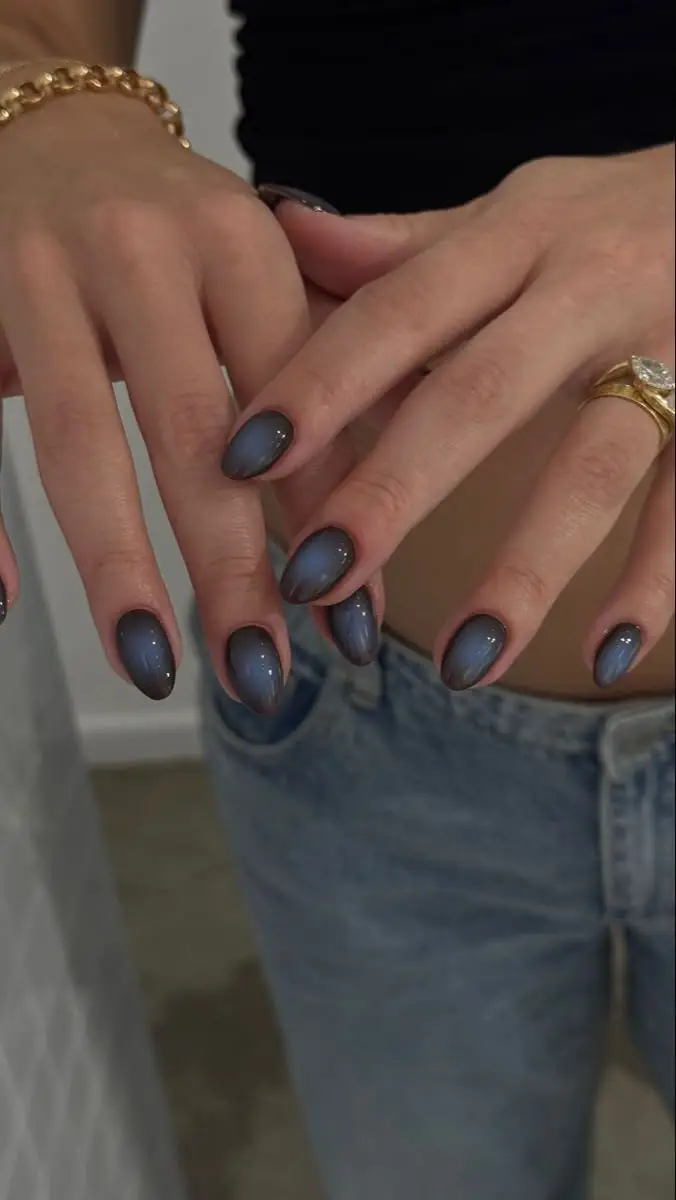 Diseño de aura nails en colores oscuros