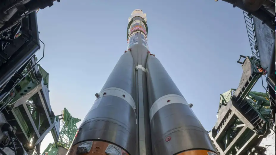 Cohete Soyuz en posición de lanzamiento en Kazajistán.