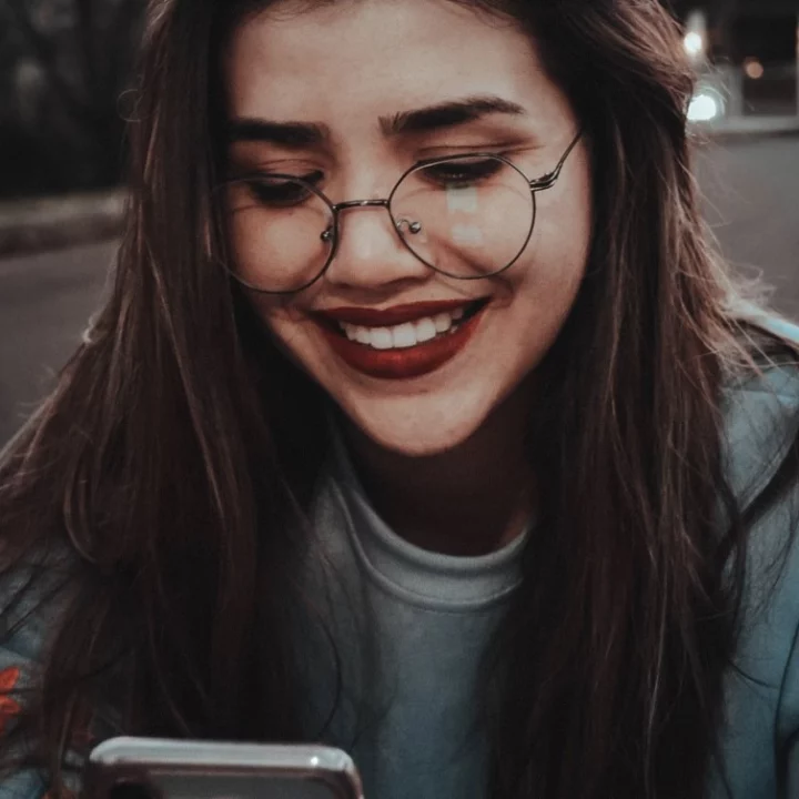 mujer con reacciones en whatsapp