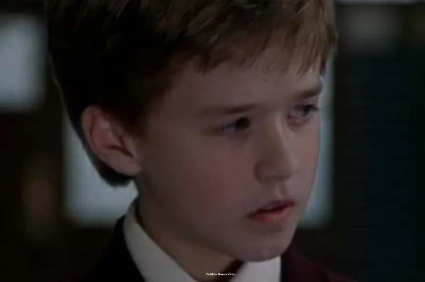 Escena de la película ‘El Sexto Sentido’ (Sixth Sense) con Halley Jeol Osment y Bruce Willis por Azteca 7.