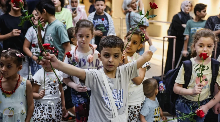 muletas de niño apoyadas en los escombros de un edificio bombardeado en la franja de gaza. la imagen representa el devastador informe de la onu sobre los 21,000 niños que han quedado discapacitados por el conflicto.