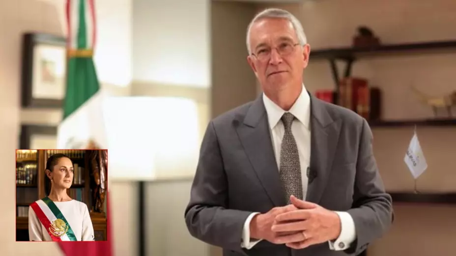 Ricardo Salinas Pliego con un traje gris durante un mensaje contra la presidenta Claudia Sheinbaum