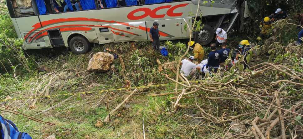 Un muerto y 22 heridos tras la caída de autobús en barranca de Chiapas