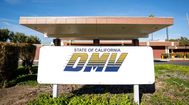 El Departamento De Vehículos Motorizados De California (DMV)