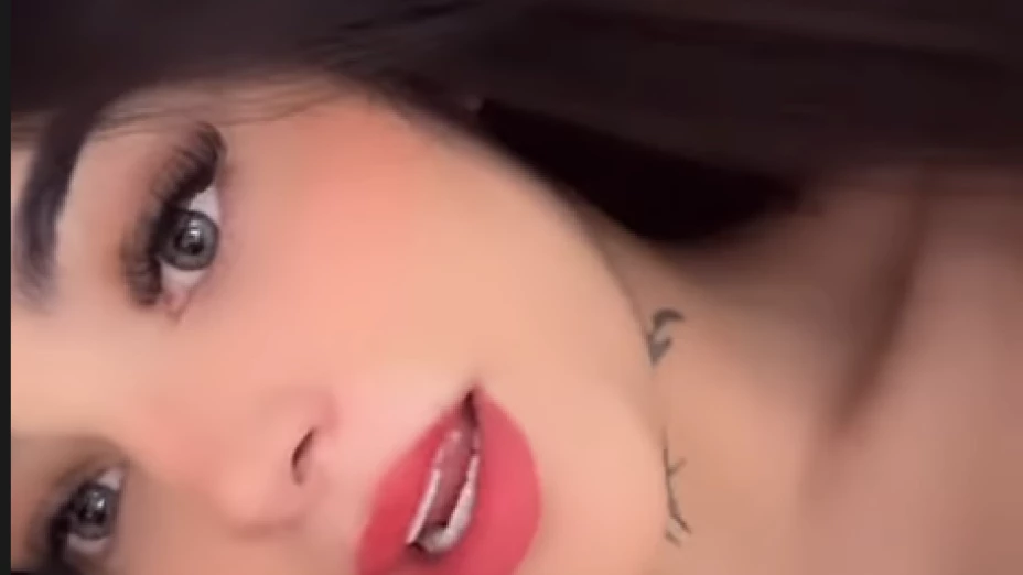 ¡Ojito! Karely Ruiz ofrece jugosa recompensa a quien se tatúe su cara