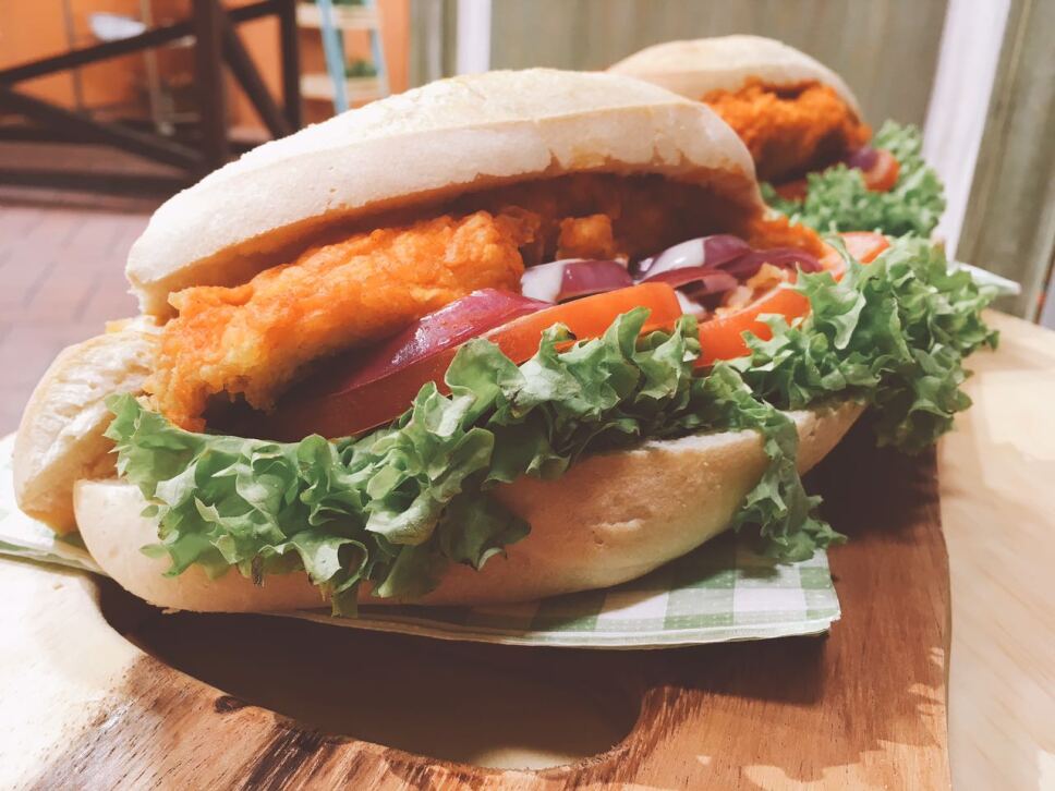 Sándwich de pollo buffalo, cocineros mexicanos