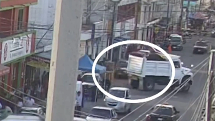 Momento exacto en que camión arrolla y mata a un hombre en la colonia La Playa, Puebla