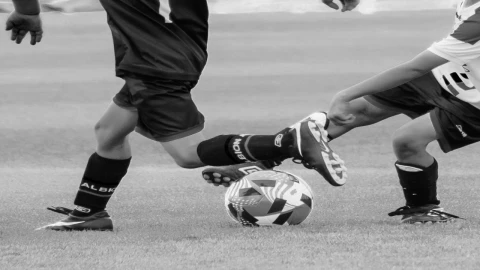 Niño muere jugando futbol en España