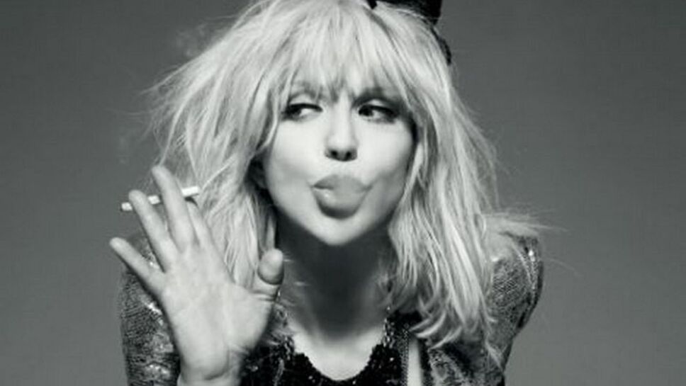 Foto: Especial/ Courtney Love mandando beso