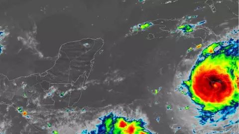 ACTUALIZACIÓN_ Huracán Beryl se mantiene con categoría 4 mientras se enfila hacia la Península de Yucatán