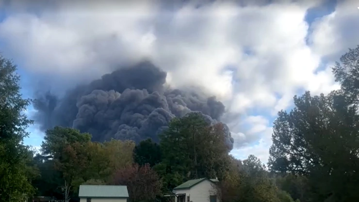 Incendio en planta química provoca evacuaciones en Texas