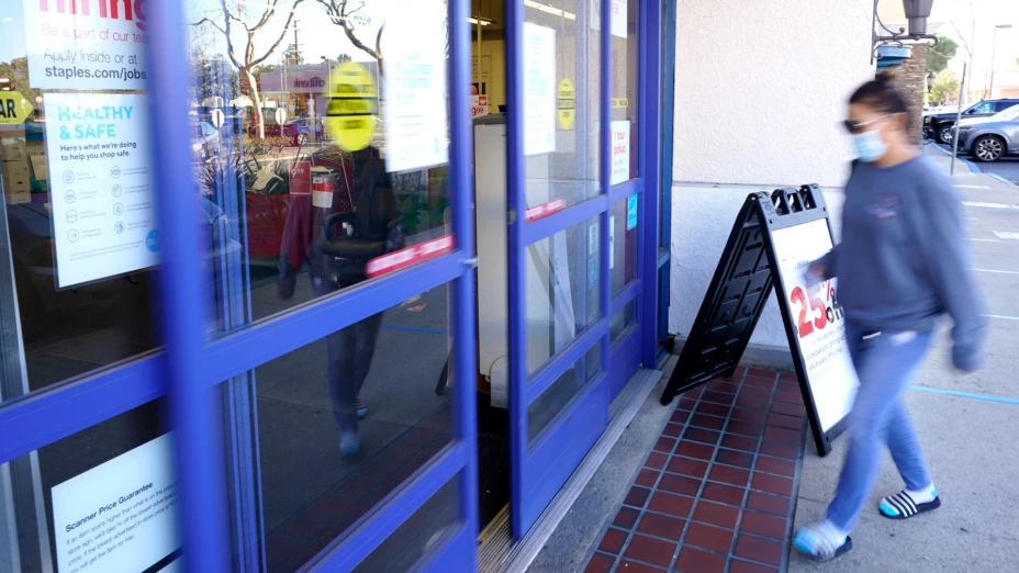 Tienda de la cadena Staple que solicita personal.jpg