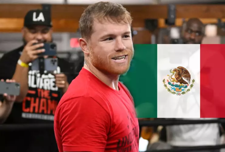 Canelo Álvarez en su gimnasio con reporteros