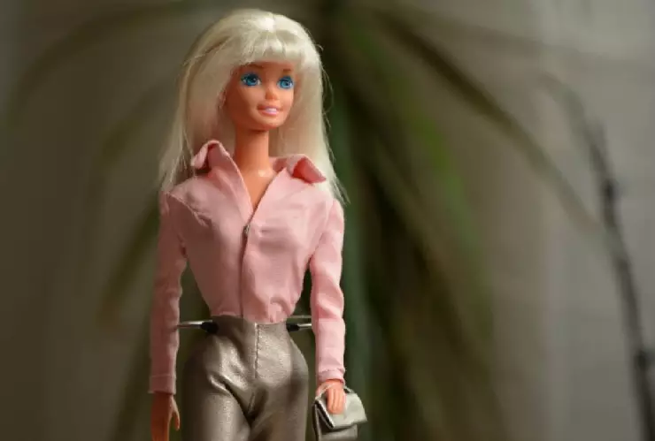 ¿Cuál fue la primer profesión de Barbie, la muñeca que llega al cine
