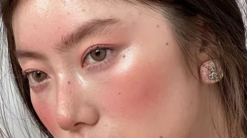 El maquillaje coral en crema aporta un look más luminoso al rostro