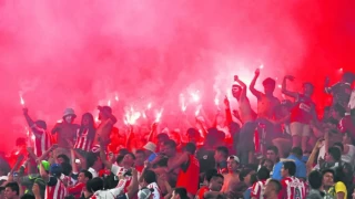 ¡Furia Tapatía! Así alentaron los fans de Atlas y Chivas antes del Clásico Tapatío.webp