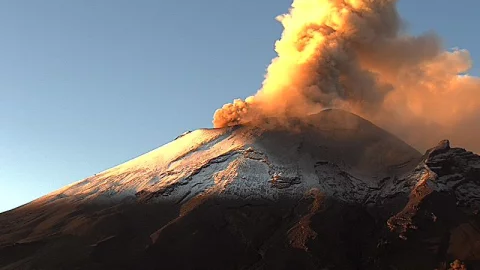 Popocatépetl tiene constante actividad