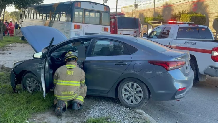 Accidente en Tijuana Conductora sale lesionada al chocar un camión