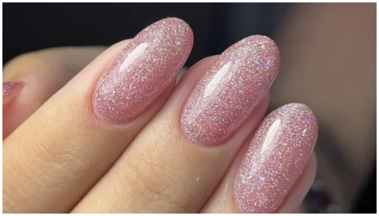 uñas cuadradas rosadas con brillos