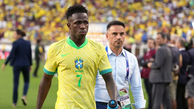 Vinícius con la camiseta de Brasil