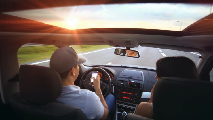 personas manejan coche