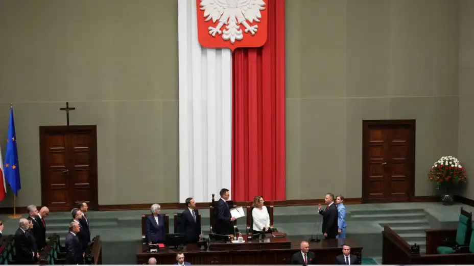 El nuevo presidente de Polonia, Karol Nawrocki, presta juramento.