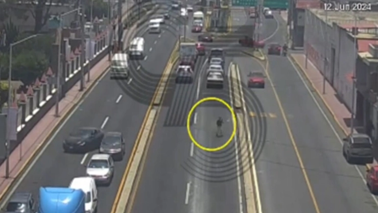 VIDEO: Mujer es atropellada tras cruzar carril de alta velocidad en Tlaxcala; ¿imprudencia del peatón?