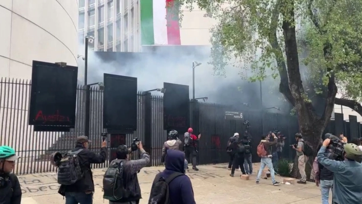 Normalistas de Ayotzinapa arrojan bombas molotov al Senado