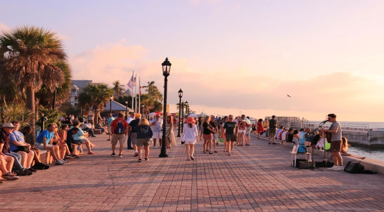 una vista de Key West en un hermoso atardecer