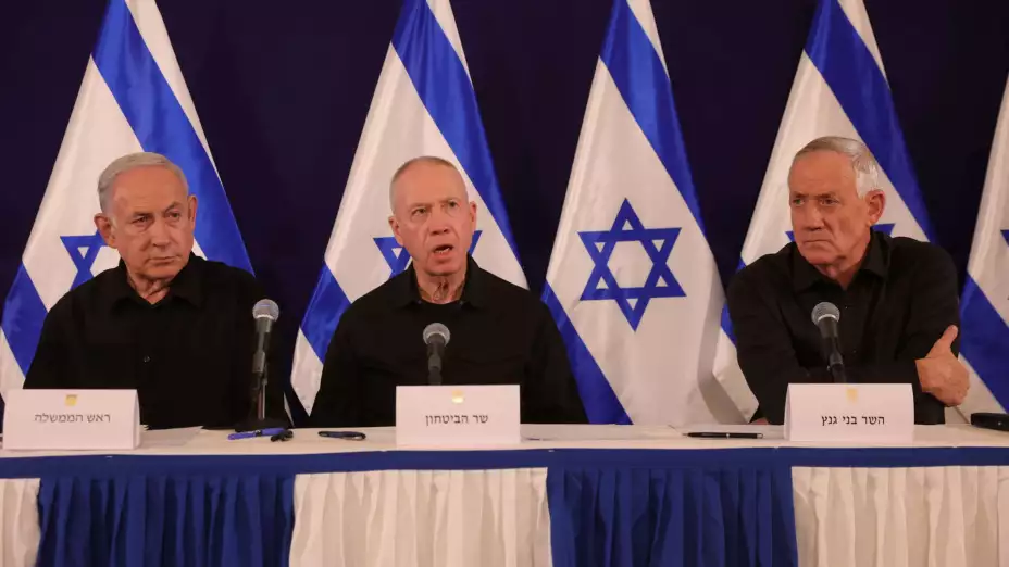 Benjamin Netanyahu, Yoav Gallant y Benny Gantz en conferencia.