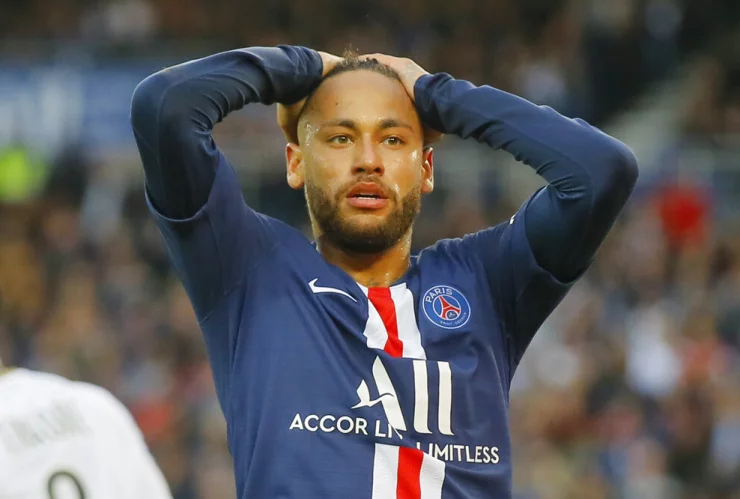 El delantero brasileño Neymar lamenta tras desperdiciar una ocasión de gol del Paris Saint-Germain en el partido de la liga francesa ante Angers, en el estadio Parc des Princes en París, el sábado 5 de octubre de 2019. Imagen: AP