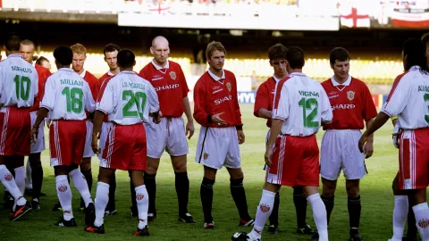 Manchester United and Necaxa shake hands