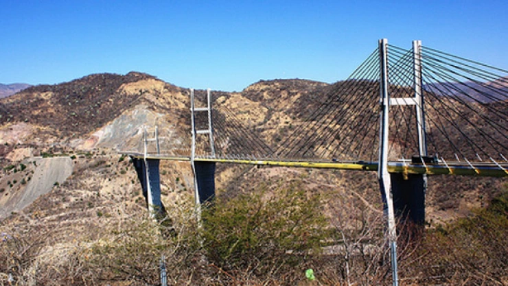 Hallan 4 cadáveres bajo un puente en Autopista del Sol