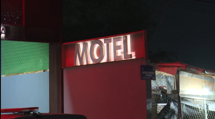 Empleada de motel recibe nota de ayuda de una jovencita retenida en habitación.