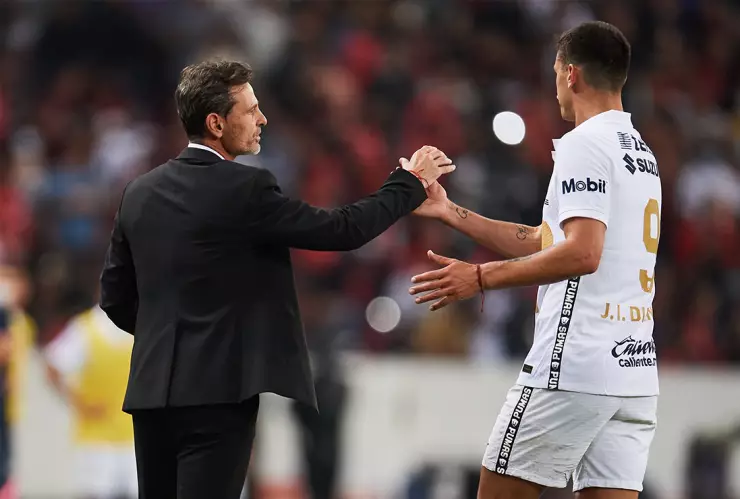 Diego Cocca saluda a Dinenno de Pumas