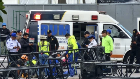 Cae estructura que se montaba en el Zócalo y deja a dos lesionados