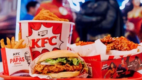 KFC tematico de la Liga de la Justicia en México