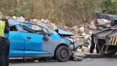 ¡Precaución! Se registra FUERTE ACCIDENTE en el Periférico de Mérida; así quedó el automóvil