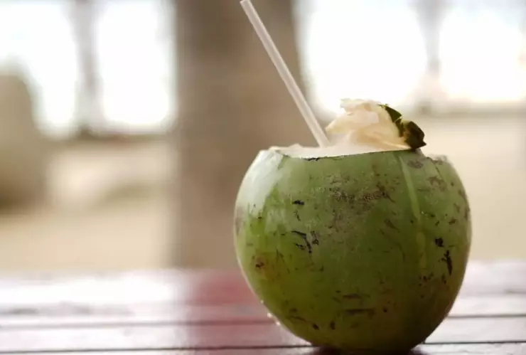 Estos son los beneficios de tomar agua de coco todos los días