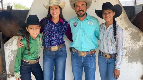 Vaqueras morelenses van por la gloria en la disciplina de rodeo en Jalisco