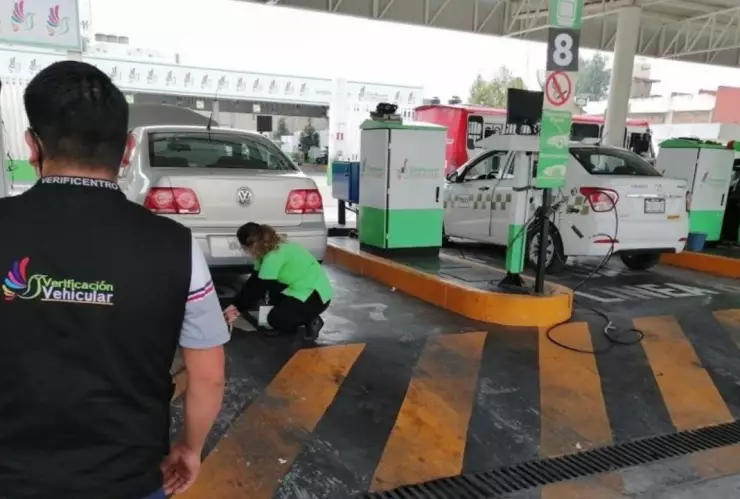 Vehículos realizando el trámite de la verificación vehicular en Edomex.