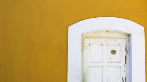 El truco para eliminar las manchas negras de las paredes