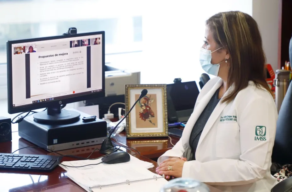 Médico computadora IMSS.jpeg