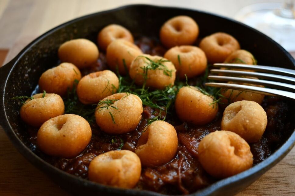 chochoyotas con chicharron prensado y crema en LaMari