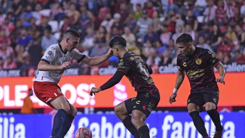 Victor Guzmán pelea el balón de Santiago Ormeño