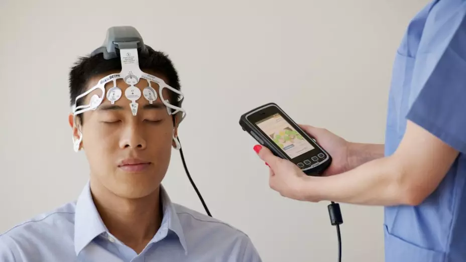 Hombre conectado a un aparato para evaluar su rendimiento neuronal Inteligencia Artificial Chat GPT